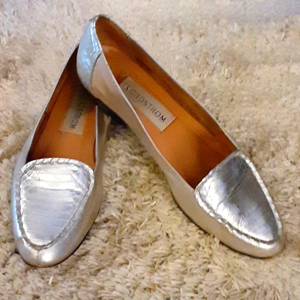 Nordstrom leather silver metallic emboss snakeskin flats leather sole 8.5M  …EUC